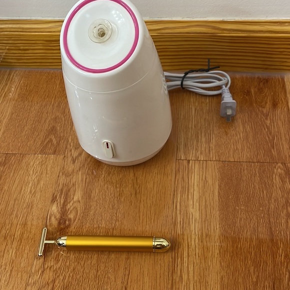 Facial Beauty Steamer w/ Gold Face Massager (Battery Operated) - Picture 8 of 9